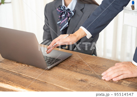 パソコンを見る先生と女学生 パソコンを見る先生と女学生 95514547