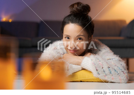 自宅でくつろぐ女性 夜 自宅でくつろぐ女性 夜 95514685