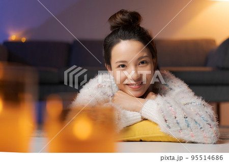 自宅でくつろぐ女性 夜 自宅でくつろぐ女性 夜 95514686