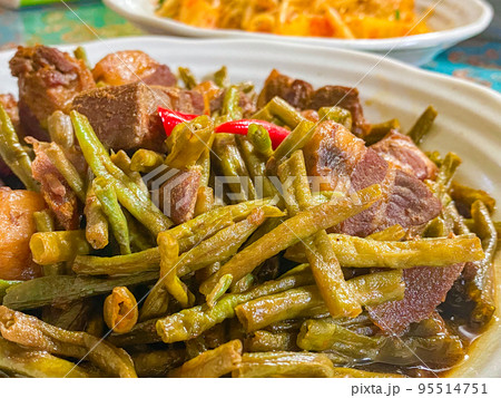 中国家庭料理・紅焼肉豇豆（豚ばら肉の角煮とささげの煮込み） 95514751