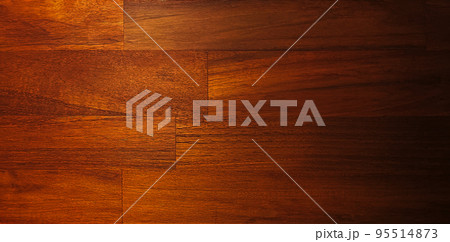 褐色の木目のあるチーク材の無垢材の表面の横長の背景画像 95514873