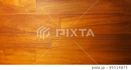 茶色の木目のあるチーク材の無垢材の表面の横長の背景画像 95514875