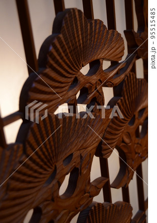 職人の技が光る手彫りの欄間 職人の技が光る手彫りの欄間 95515485