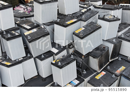 積み重ねて置かれた廃バッテリー 95515890