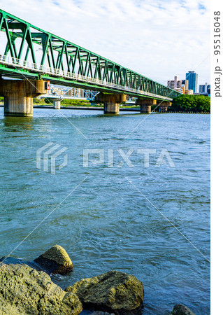 大阪府の淀川にかかる阪急千里線淀川橋梁と長柄水管橋 95516048