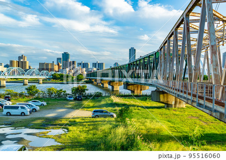 大阪府の淀川にかかる阪急千里線淀川橋梁と長柄水管橋 95516060