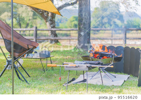 アウトドア ソロキャンプ 焚き火イメージ素材 95516620