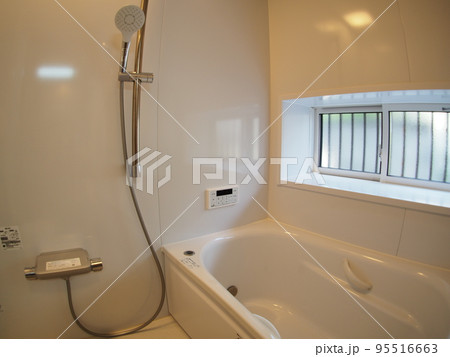 一戸建て明るい浴室 95516663
