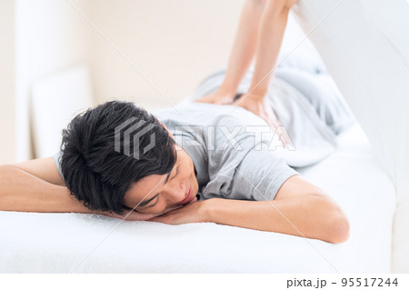 男性　整体　マッサージ　整骨院　指圧 95517244