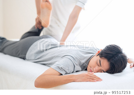 男性　整体　マッサージ　整骨院　指圧 95517253