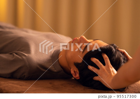 男性　整体　マッサージ　整骨院　指圧 95517300