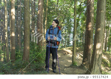 山歩きする男性 山歩きする男性 95517424
