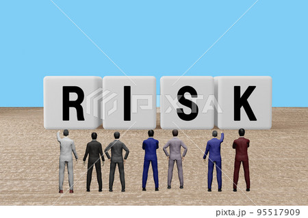 RISKの文字ブロックをみるビジネスマン 95517909