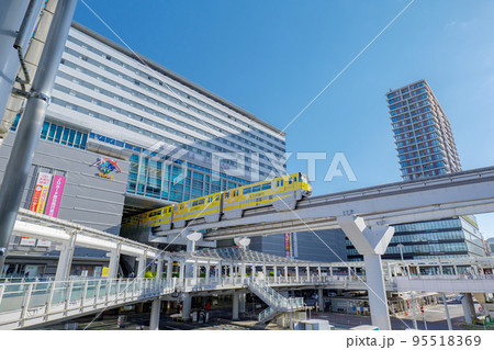 快晴の北九州市小倉駅と北九州モノレール　小倉城口（南口） 95518369