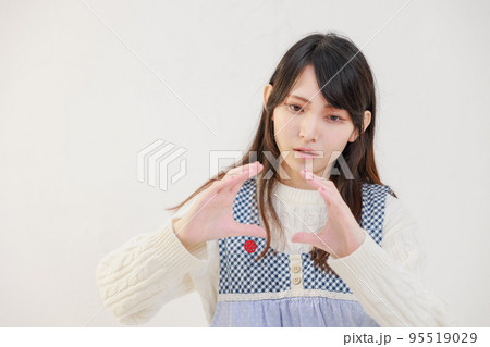 子どもに手遊びをする女性保育士	 子どもに手遊びをする女性保育士	 95519029