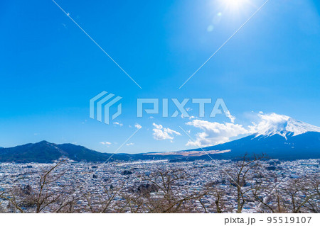 【富士山素材】冬の新倉山浅間公園から見る富士吉田市の街並み【山梨県】 95519107