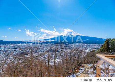 【富士山素材】冬の新倉山浅間公園から見る富士吉田市の街並み【山梨県】 95519109