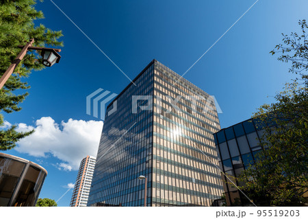 秋晴れの北九州市市役所 秋晴れの北九州市市役所 95519203