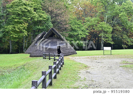 茅野市尖石縄文考古館、与助尾根遺跡の復元住居 茅野市尖石縄文考古館、与助尾根遺跡の復元住居 95519380