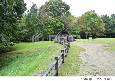 茅野市尖石縄文考古館、与助尾根遺跡の復元住居 茅野市尖石縄文考古館、与助尾根遺跡の復元住居 95519381
