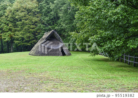 茅野市尖石縄文考古館、与助尾根遺跡の復元住居 茅野市尖石縄文考古館、与助尾根遺跡の復元住居 95519382