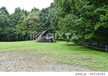 茅野市尖石縄文考古館、与助尾根遺跡の復元住居 95519383