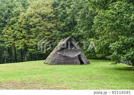 茅野市尖石縄文考古館、与助尾根遺跡の復元住居 茅野市尖石縄文考古館、与助尾根遺跡の復元住居 95519385