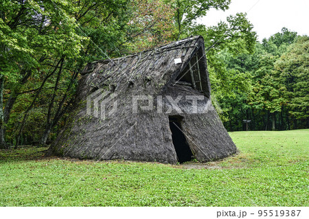 茅野市尖石縄文考古館、与助尾根遺跡の復元住居 茅野市尖石縄文考古館、与助尾根遺跡の復元住居 95519387