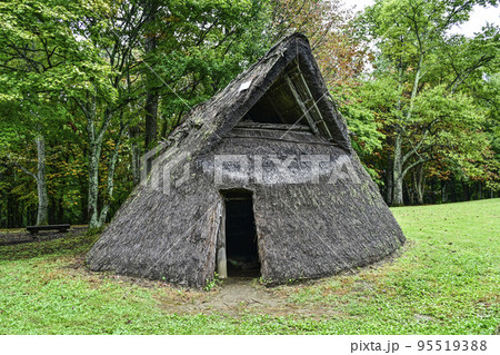 茅野市尖石縄文考古館、与助尾根遺跡の復元住居 茅野市尖石縄文考古館、与助尾根遺跡の復元住居 95519388