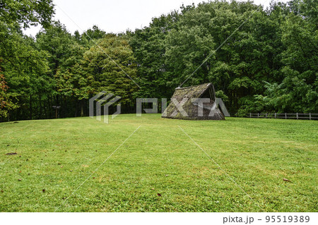 茅野市尖石縄文考古館、与助尾根遺跡の復元住居 95519389