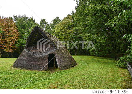 茅野市尖石縄文考古館、与助尾根遺跡の復元住居 茅野市尖石縄文考古館、与助尾根遺跡の復元住居 95519392