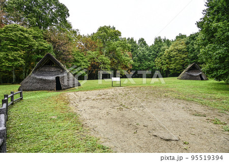 茅野市尖石縄文考古館、与助尾根遺跡の復元住居 95519394