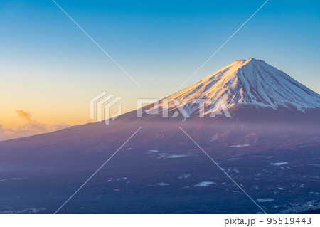 【富士山素材】新道峠から見る朝焼けの富士山【山梨県】 95519443