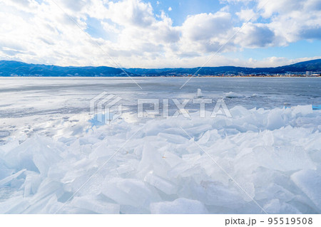 【冬素材】諏訪湖の寄せ氷【長野県】 95519508