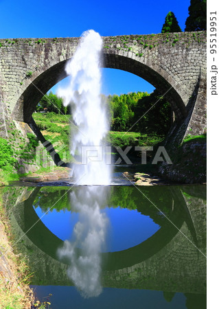 【熊本県】シンメトリーな通潤橋の放水 95519951