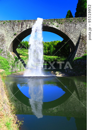 【熊本県】シンメトリーな通潤橋の放水 【熊本県】シンメトリーな通潤橋の放水 95519952