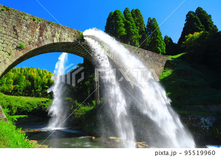 【熊本県】晴天の通潤橋の放水 95519960