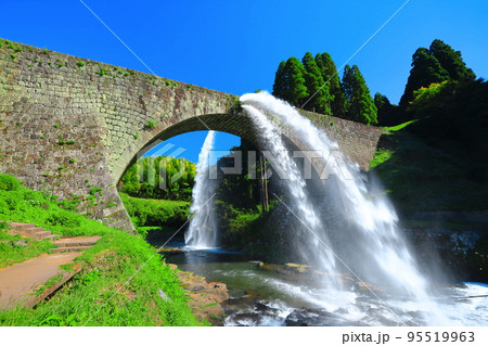 【熊本県】晴天の通潤橋の放水 95519963