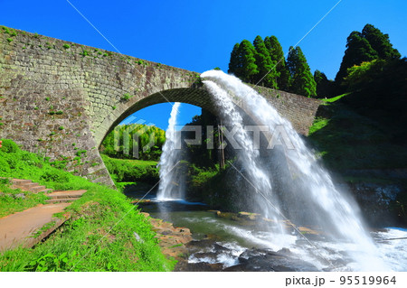 【熊本県】晴天の通潤橋の放水 【熊本県】晴天の通潤橋の放水 95519964