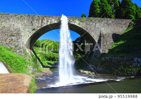 【熊本県】晴天の通潤橋の放水 【熊本県】晴天の通潤橋の放水 95519988