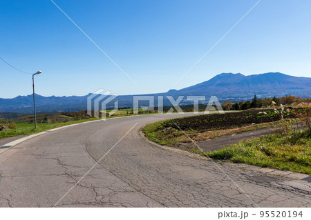 嬬恋村　バラキ高原から見る浅間山 95520194