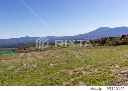嬬恋村　バラキ高原から見る浅間山 95520195