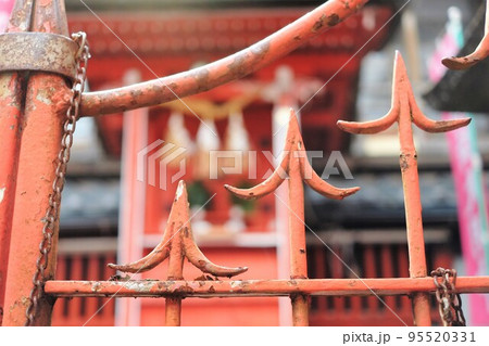神社の門扉 95520331