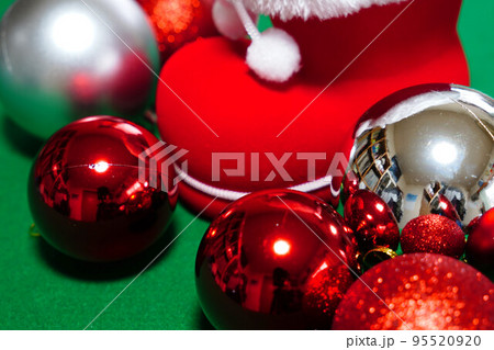 華やかなクリスマス飾り 95520920