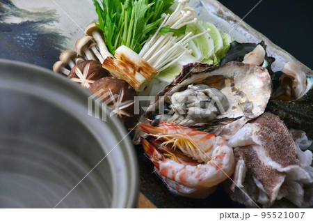 海の幸がいっぱいの鍋料理の具材 95521007