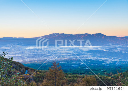 長野県高峰高原から眺める朝の八ヶ岳連峰 95521694