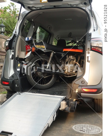 スロープ車を使ってのバイク輸送 95521828