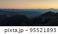 朝焼け広がる伊吹山からの北アルプス 95521893