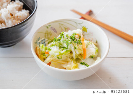 白菜の漬け物 95522681