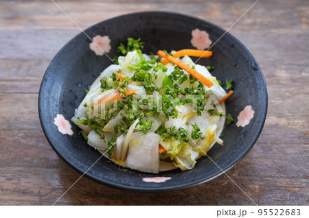 しその実と旨味調味料がかかった浅漬け しその実と旨味調味料がかかった浅漬け 95522683